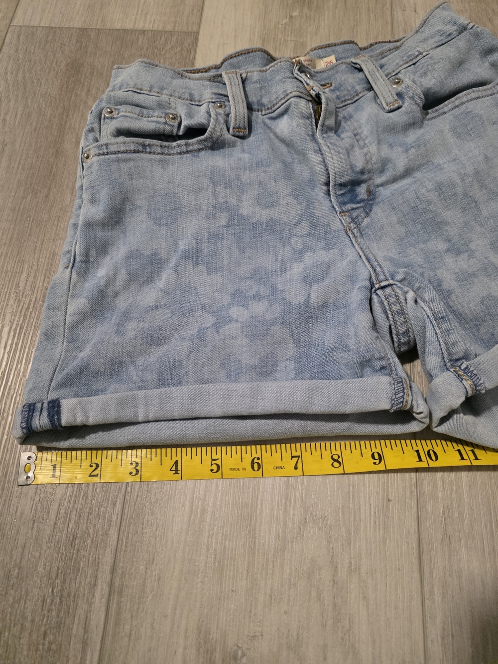 Levi’s W26 Light Wash Denim Shorts Mid Rise Cuffed Casual - Picture 12 of 13
